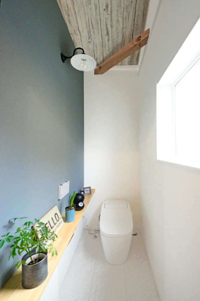 蒲郡市の高性能な平屋。C値0.15の気密性能により、冬の夜も寒くないバリアフリーな温度環境のトイレ。