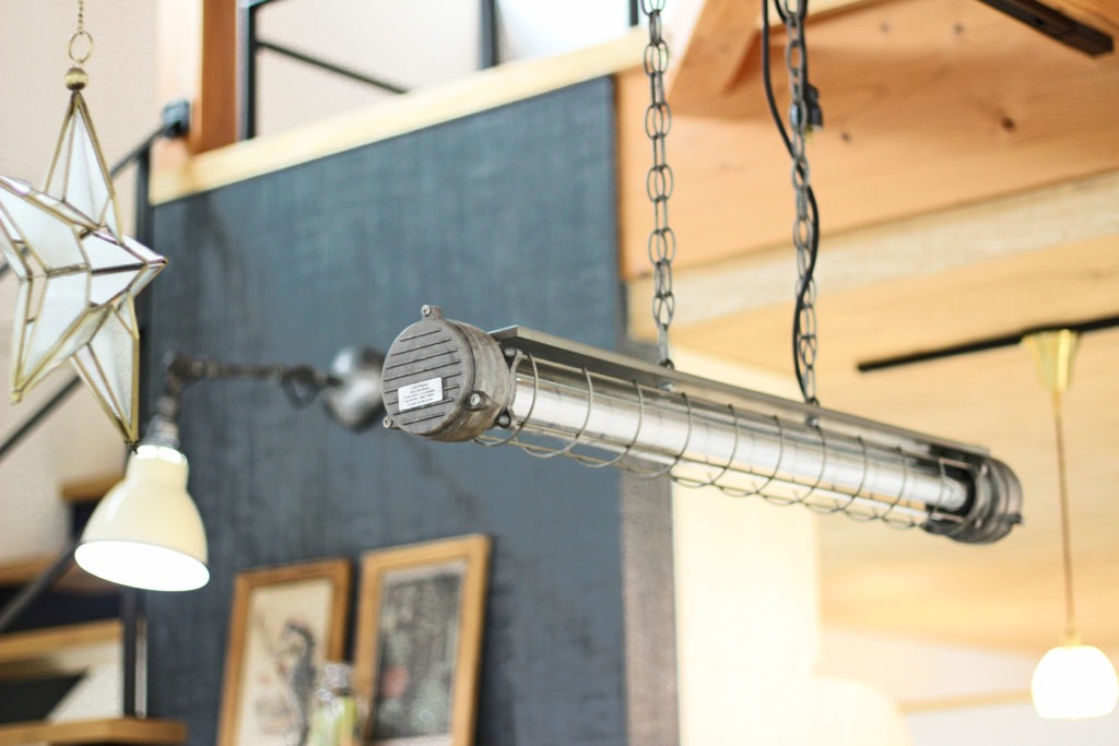 蒲郡市のデザイン平屋。イリートデザイン選定の間接照明。C値0.15の快適な室内を上質に彩るライティング。