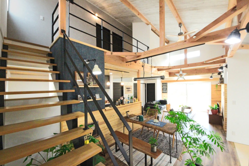 蒲郡市の平屋。ロフトへと続くスタイリッシュなアイアン階段。C値0.15の気密性能を損なわない精密な施工。