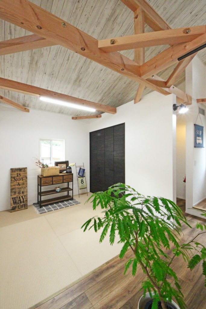 蒲郡市の注文住宅。LDKと繋がるモダンな和室。地中熱の恩恵で、畳の上でも冬暖かく過ごせる設計。