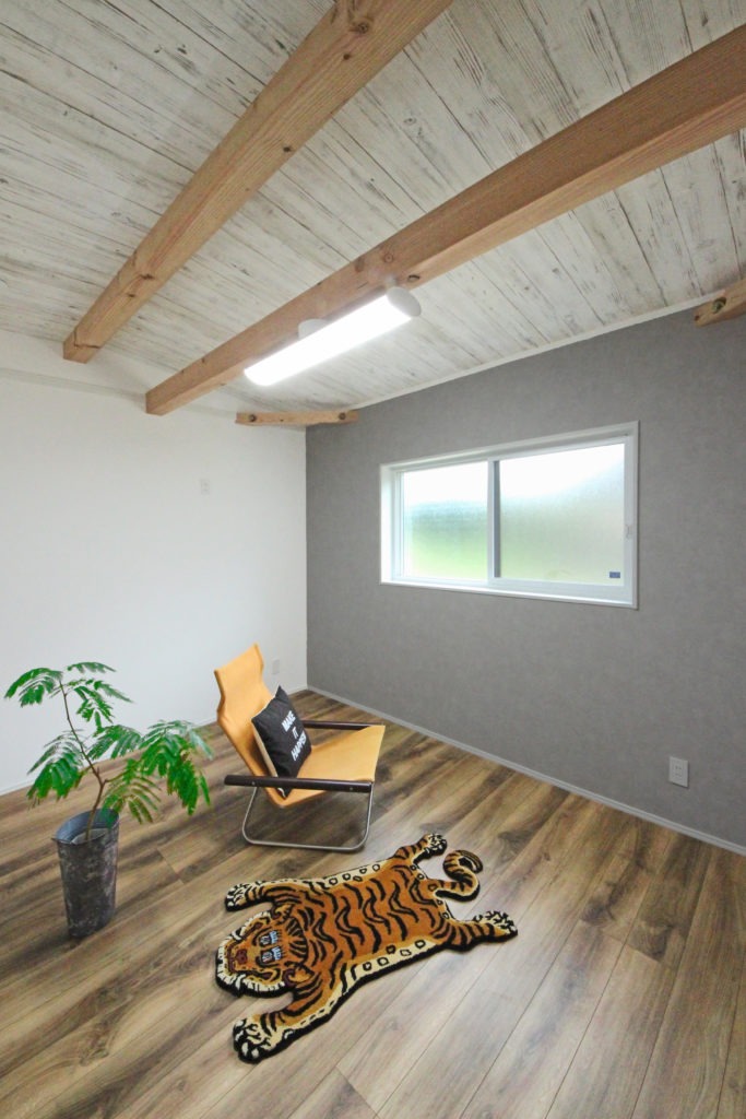 蒲郡市のデザイン平屋。C値0.15の遮音性と地中熱の安定した室温が、深い眠りをもたらす主寝室。