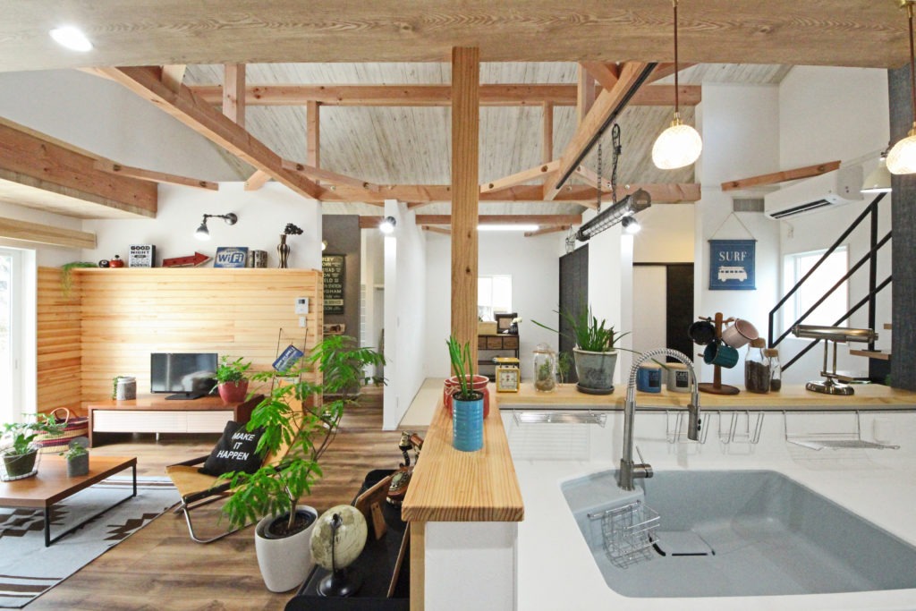 蒲郡市の注文住宅。木目が美しいキッチン。地中熱住宅の安定した温熱環境で、一年中快適な調理空間。