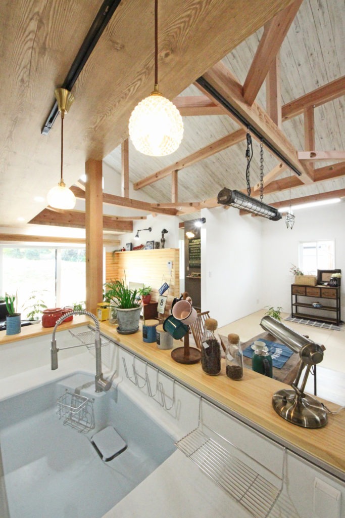 蒲郡市の注文住宅。木目が美しいキッチン。地中熱住宅の安定した温熱環境で、一年中快適な調理空間。