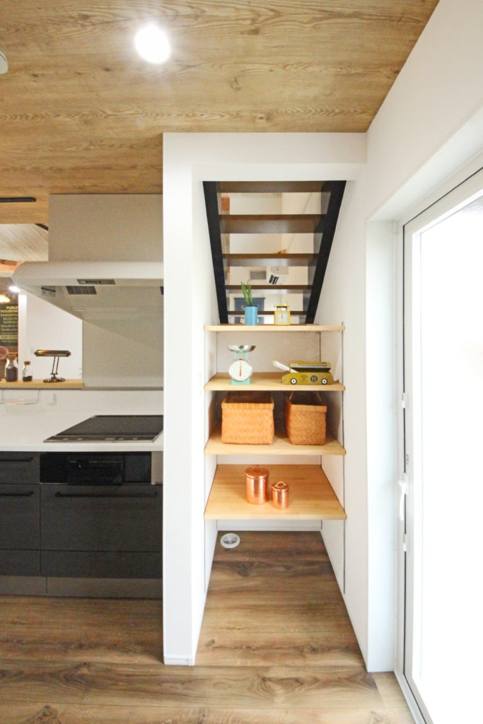 蒲郡市の平屋。地中熱による温度管理とC値0.15の気密性が食材の鮮度を守る、機能的なパントリー。