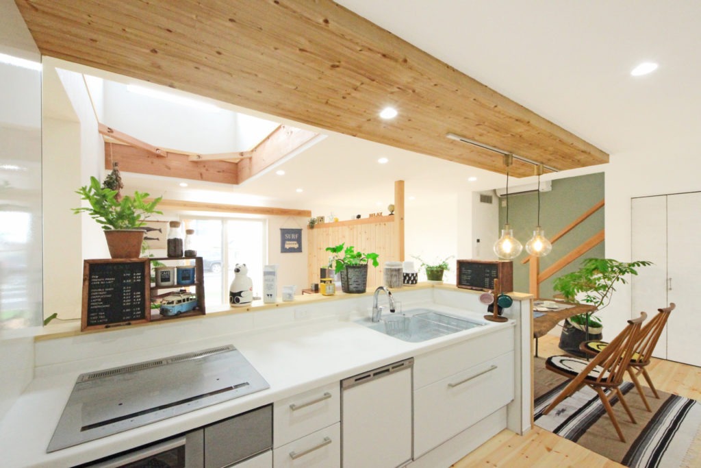 蒲郡市の地中熱住宅。レンジフード不要のクリーンなキッチン。C値0.12の高い気密性能。