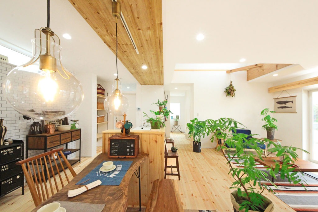 蒲郡市のサーファーズハウス。C値0.12の魔法瓶のような空間で、家族が快適に食事を愉しむダイニング。