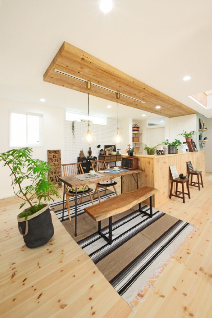 蒲郡市のサーファーズハウス。C値0.12の魔法瓶のような空間で、家族が快適に食事を愉しむダイニング。