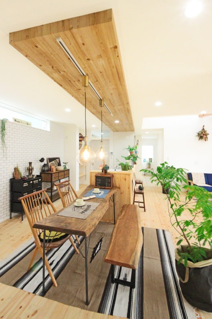 蒲郡市のサーファーズハウス。C値0.12の魔法瓶のような空間で、家族が快適に食事を愉しむダイニング。