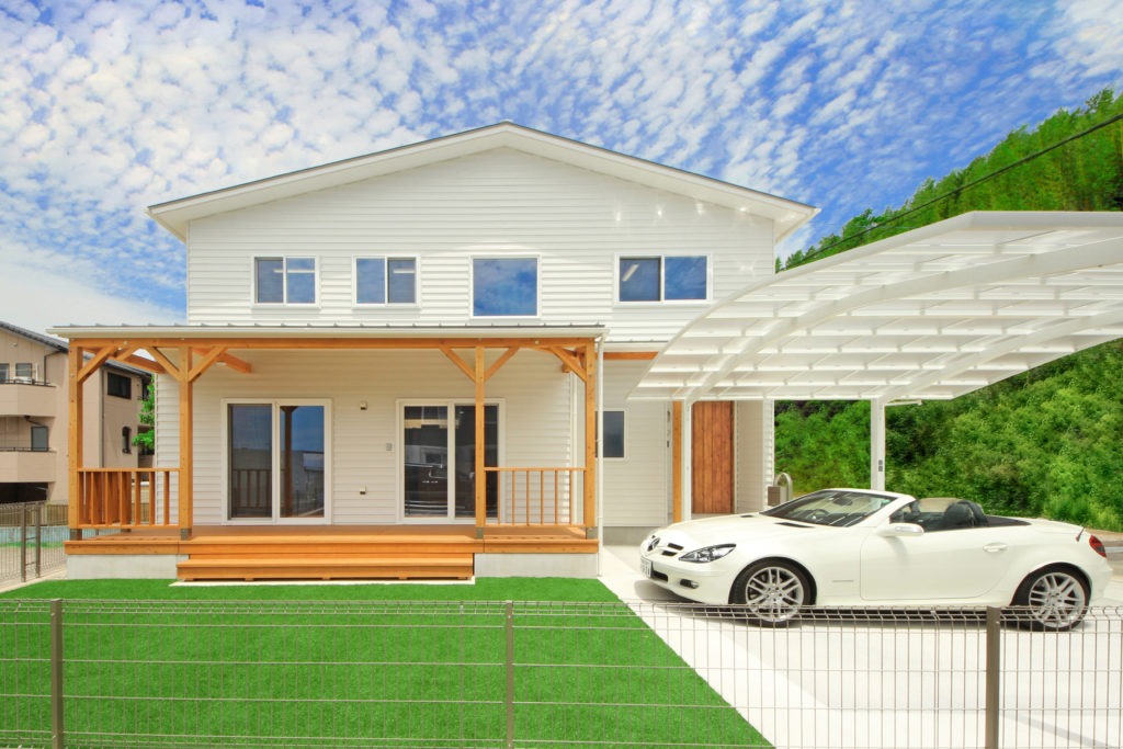 蒲郡市のサーファーズハウス。真っ白なガルバリウムとカバードポーチ。C値0.12の高性能な外観。