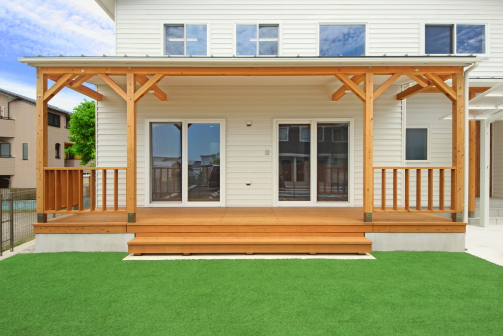 蒲郡市のサーファーズハウス。真っ白なガルバリウムとカバードポーチ。C値0.12の高性能な外観。