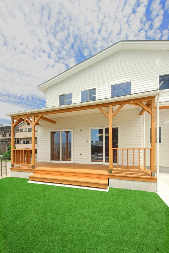 蒲郡市のサーファーズハウス。真っ白なガルバリウムとカバードポーチ。C値0.12の高性能な外観。