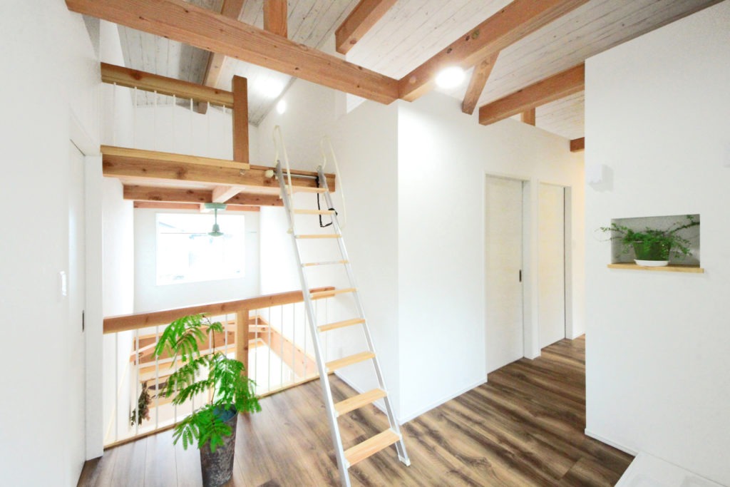 蒲郡市のサーファーズハウス。C値0.12の断熱性能により、夏場の熱気がこもらない快適なロフト空間。