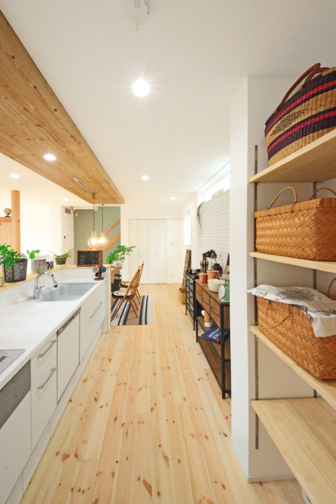 蒲郡市のデザイン住宅。C値0.12の気密性能と地中熱が食材の鮮度を守る、家事動線を極めたパントリー。