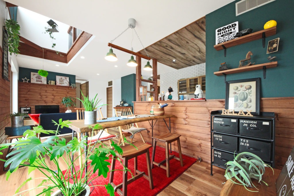 西尾市の注文住宅。木目とグリーンを組み合わせたダイニング。地中熱住宅で年中快適な食事を楽しめます。