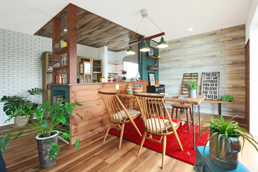 西尾市の注文住宅。木目とグリーンを組み合わせたダイニング。地中熱住宅で年中快適な食事を楽しめます。