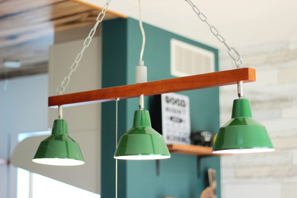 西尾市の注文住宅。木目とグリーンを組み合わせたペンダントライト。地中熱で年中快適なダイニング。