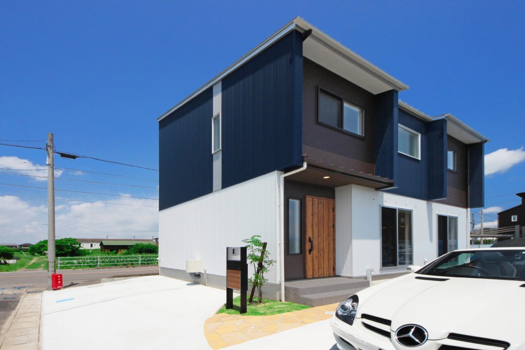 愛知県西尾市の地中熱住宅。ブラウンとブルーの配色が特徴的なラステックハウス。C値0.09の超高気密性能。
