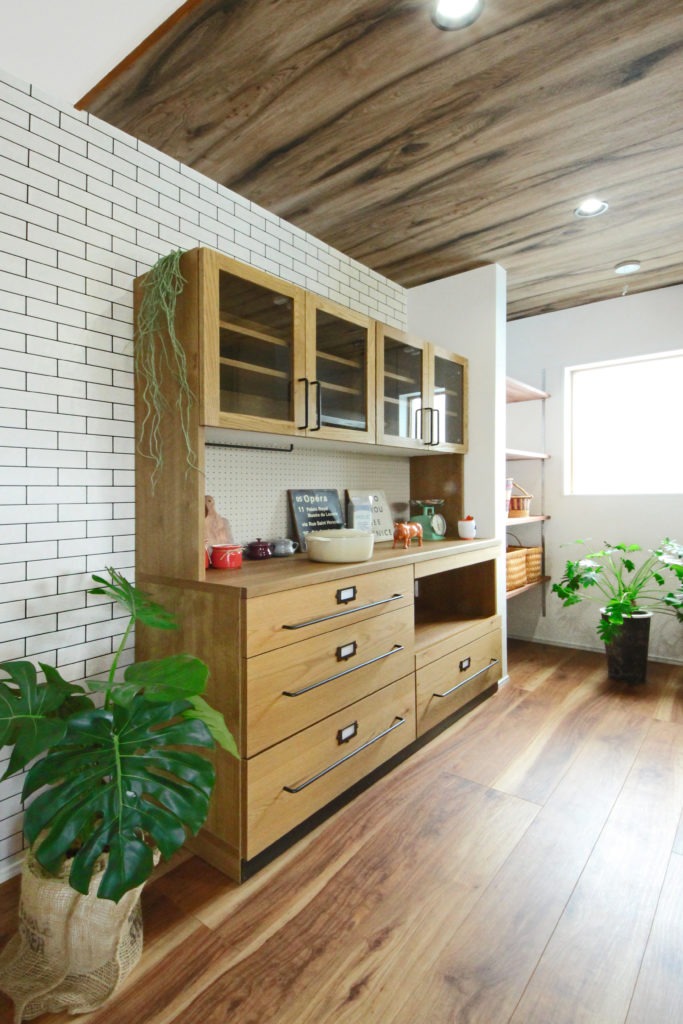 西尾市のデザイン住宅。レンジフードレスを実現した開放的なキッチン。C値0.09と地中熱による清浄な空気環境。