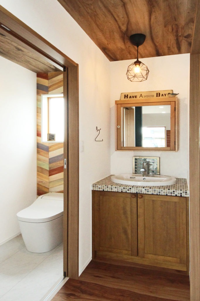 西尾市のデザイン住宅。モザイクタイルがおしゃれな独立洗面台。C値0.09の性能で冬も暖かいサニタリー。