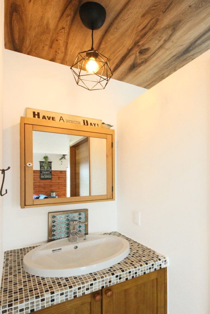 西尾市のデザイン住宅。モザイクタイルがおしゃれな独立洗面台。C値0.09の性能で冬も暖かいサニタリー。