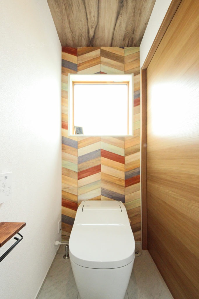 愛知県西尾市のデザイン住宅。C値0.09の超高気密性能と地中熱により、冬の夜も寒くないヒートショック対策済みのトイレ。