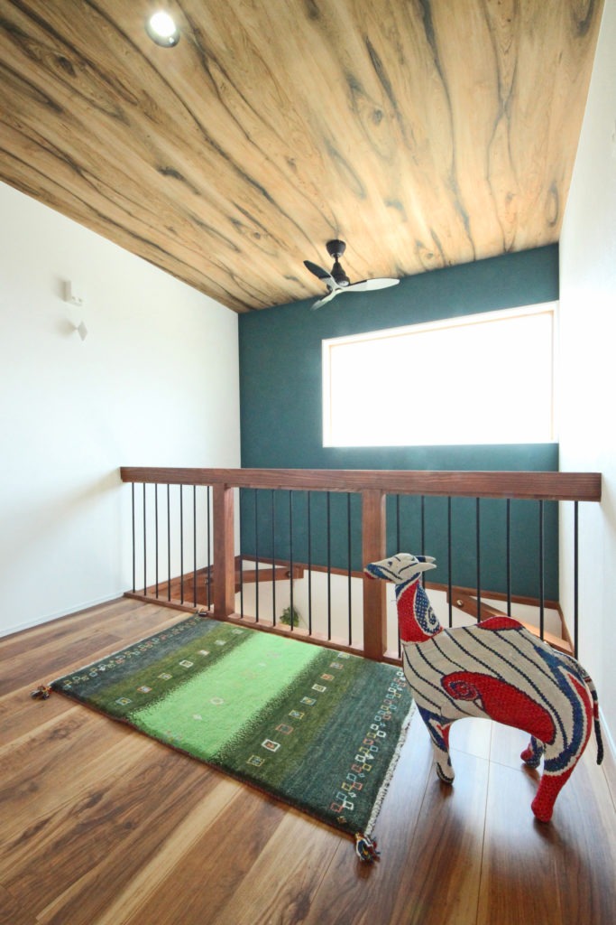 愛知県西尾市のデザイン住宅。C値0.09の性能により、吹き抜け大空間でも地中熱で年中快適なLDK。