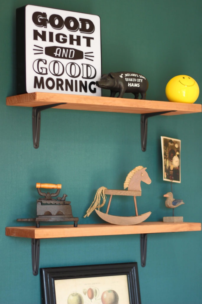 西尾市の注文住宅。ラステックスタイルを彩る木の棚。C値0.09の安定した室内環境で、素材の風合いを長く保つ。