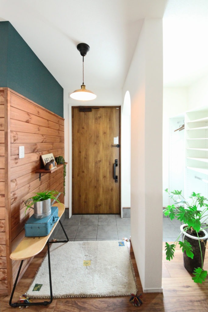 西尾市の注文住宅。アール壁が可愛い土間収納。地中熱による調湿効果で靴や小物を守るC値0.09の家。