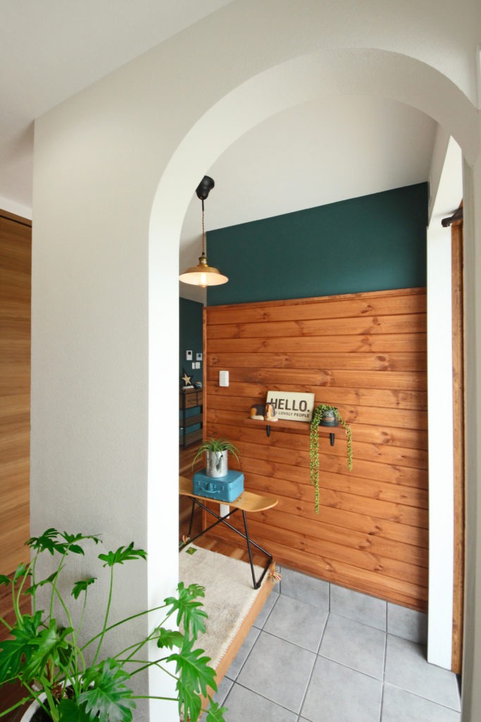 西尾市の注文住宅。アール壁が可愛い土間収納。地中熱による調湿効果で靴や小物を守るC値0.09の家。