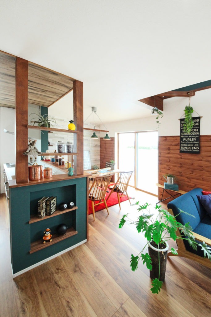 西尾市の注文住宅。木目とグリーンを組み合わせたLDK。地中熱住宅で年中快適なリラックス空間。