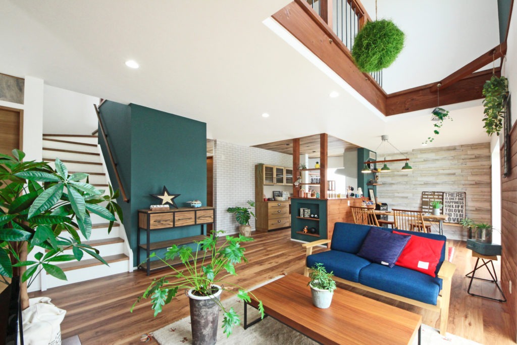 西尾市のデザイン住宅。吹き抜けと木の羽目板が心地よい、C値0.09の超高気密リビング。