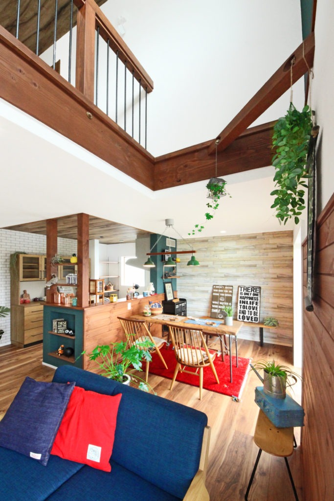 西尾市のデザイン住宅。吹き抜けと木の羽目板が心地よい、C値0.09の超高気密リビング。