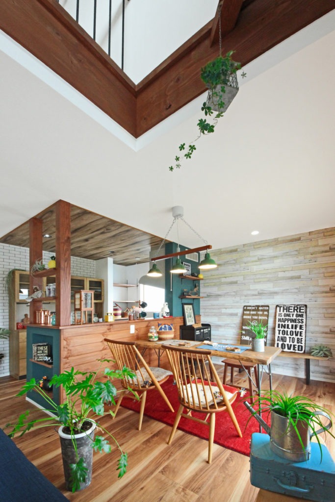 西尾市のデザイン住宅。吹き抜けと木の羽目板が心地よい、C値0.09の超高気密リビング。