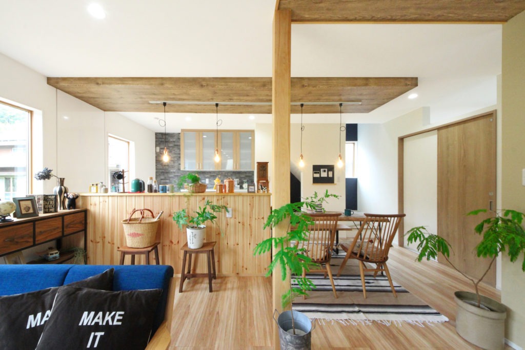 岡崎市のデザイン住宅。和室と繋がるLDK。C値0.13により大空間でも温度差のない快適さ。