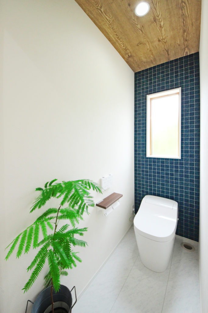 岡崎市の高性能住宅。床面換気扇を採用したトイレ。C値0.13の気密性能で臭いも温度も完璧に管理。