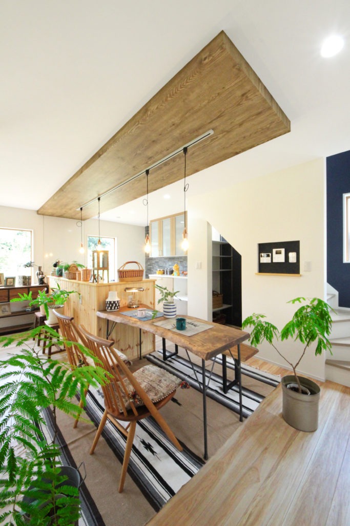 岡崎市のデザイン住宅。地中熱で足元から暖かい和モダンなダイニング。C値0.13の魔法瓶空間。