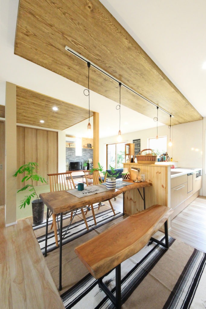 岡崎市のデザイン住宅。地中熱で足元から暖かい和モダンなダイニング。C値0.13の魔法瓶空間。