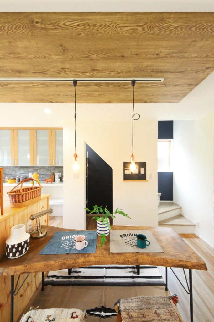 岡崎市のデザイン住宅。地中熱で足元から暖かい和モダンなダイニング。C値0.13の魔法瓶空間。