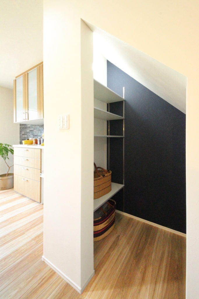 岡崎市の和モダン住宅。階段下を有効活用した大容量パントリー。地中熱で食材の鮮度を守るC値0.13の家。