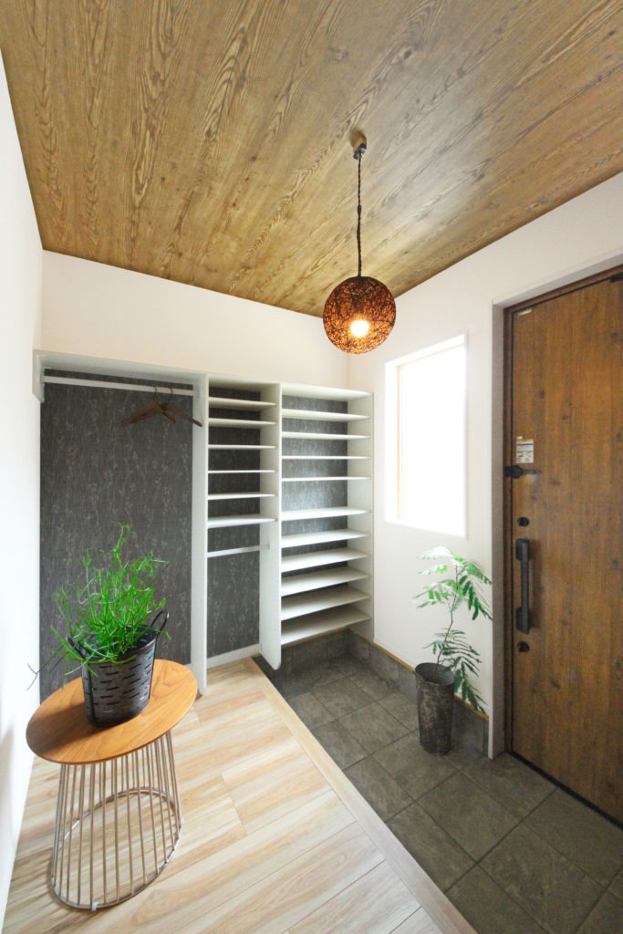 岡崎市の和モダン住宅。天井の木目とペンダントライトが映える、C値0.13で年中暖かい玄関ホール。