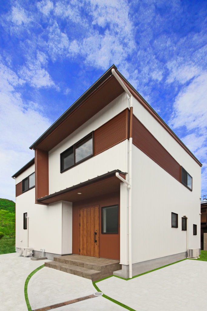 岡崎市の和モダンな注文住宅。C値0.13の超高気密と地中熱で騒音を遮断する外観設計。