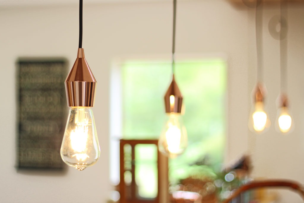 岡崎市の和モダン住宅。和の趣を感じるペンダントライトと、C値0.13の快適な室内を彩る間接照明。