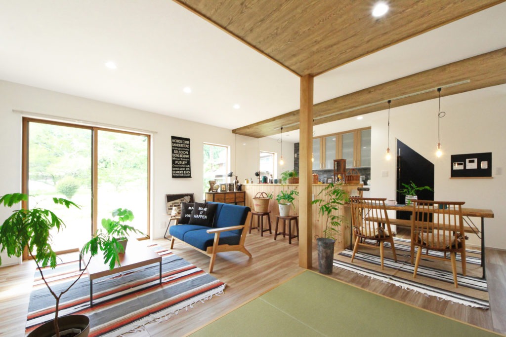 岡崎市のデザイン住宅。和室と繋がるLDK。C値0.13により大空間でも温度差のない快適さ。