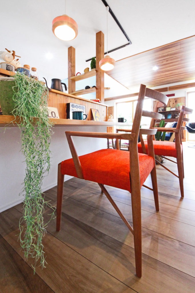 愛知県新城市のデザイン住宅。イリートデザイン一級建築士事務所が設計した、C値0.18の性能で一年中温度差のない快適なダイニング。