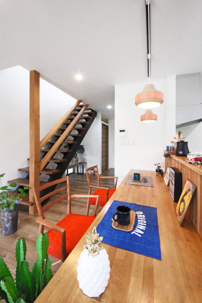 愛知県新城市のデザイン住宅。イリートデザイン一級建築士事務所が設計した、C値0.18の性能で一年中温度差のない快適なダイニング。