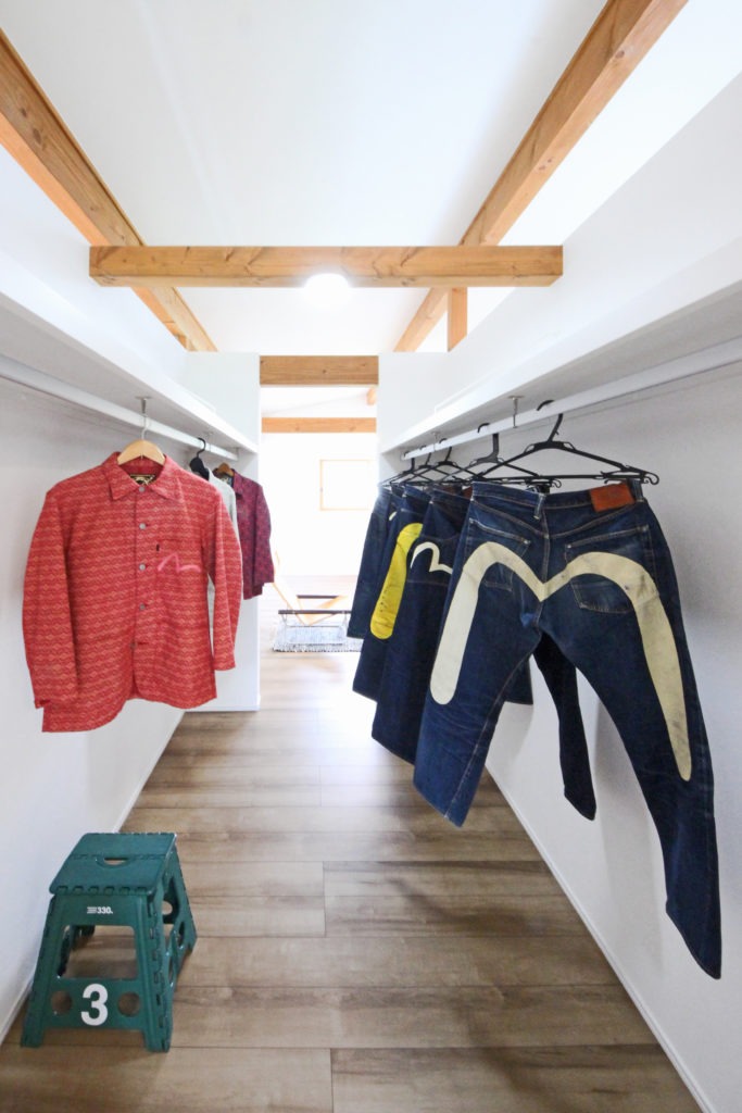 愛知県新城市のデザイン住宅。地中熱とC値0.18の性能により、衣類をカビや湿気から守る、イリートデザイン設計の収納。