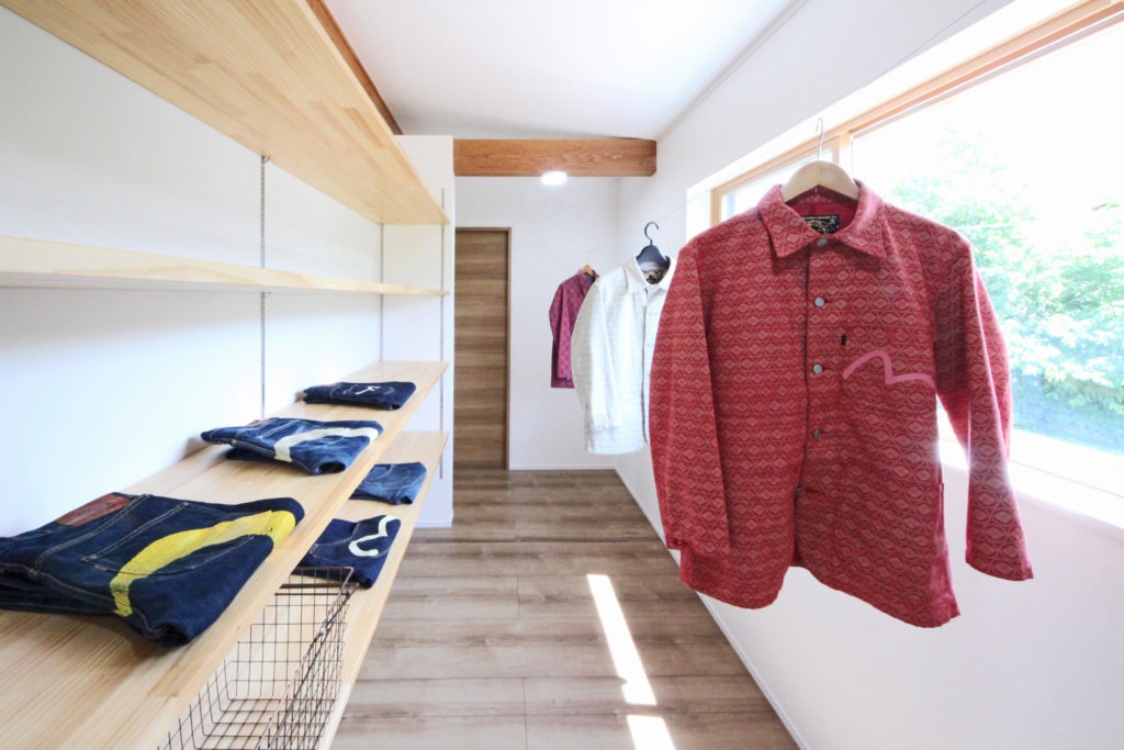 愛知県新城市のデザイン住宅。地中熱とC値0.18の性能により、衣類をカビや湿気から守る、イリートデザイン設計の収納。