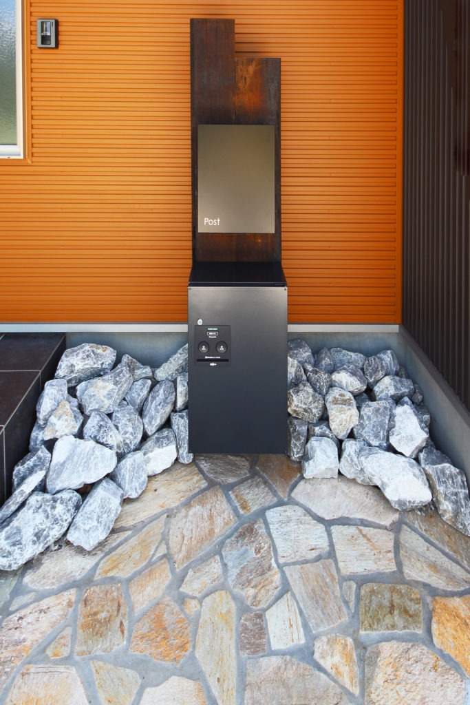 愛知県新城市のデザイン住宅。イリートデザイン一級建築士事務所が選定した、建物と調和するポスト・宅配ボックス一体型