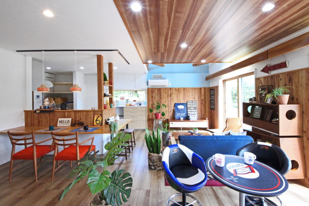 愛知県新城市の注文住宅。C値0.18の超高気密性能により、ガレージ横でも冬暖かく夏涼しい、地中熱を活かした開放的なリビング。