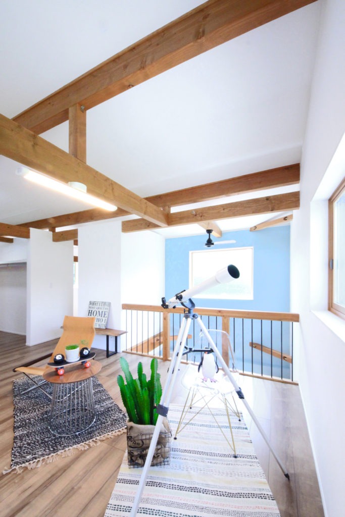 愛知県新城市の注文住宅。C値0.018による高い遮音性と地中熱の安定した室温が、究極の快眠をもたらす高性能な主寝室。